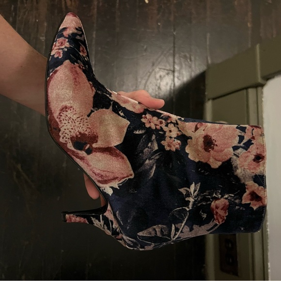 Size 8 Anthropologie boots - Picture 2 of 3